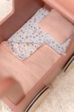 Little Dutch LD7096 Houten Retro Poppenwagen 11 Little Dutch LD7096 Houten Retro Poppenwagen -Indoor Speelgoed Winkel LD7096 little dutch poppenwagen 4