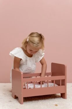 Little Dutch LD7097 Houten Poppenbedje 13 Little Dutch LD7097 Houten Poppenbedje -Indoor Speelgoed Winkel LD7097 little dutch houten poppenbedje 3