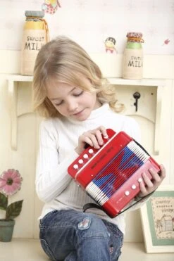 Accordeon Met Muziekboek 7 Accordeon Met Muziekboek -Indoor Speelgoed Winkel accordeon new classic toys 10055 1 1