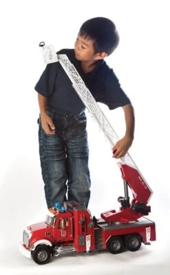 Bruder 2821 Brandweer Ladderwagen Mack-Granite 14 Bruder 2821 Brandweer Ladderwagen Mack-Granite -Indoor Speelgoed Winkel bruder brandweerladderwagen mack granite incl waterpomp 2