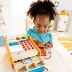 Kassa Met Scanner En Pinautomaat – Hape Checkout Register -Indoor Speelgoed Winkel kassa met scanner en pinautomaat hape e3121 register checkout 3