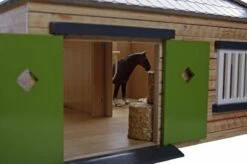 Kidsglobe Paardenstal Met 4 Boxen En Berging Bruin/groen 12 Kidsglobe Paardenstal Met 4 Boxen En Berging Bruin/groen -Indoor Speelgoed Winkel kidsglobe hoek paardenstal 4 paardenboxen bruingroen met berging 3