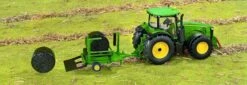 Siku 2266 Ronde Hooibalen Wikkelaar John-Deere -Indoor Speelgoed Winkel siku 2266 john dere ronde balen wikkelaar incl 2 balen speelactief.nl 1