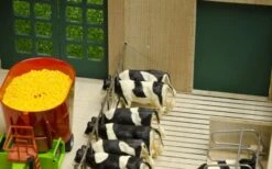 Kidsglobe Luxe Ligboxenstal Met Roosters 1:32 11 Kidsglobe Luxe Ligboxenstal Met Roosters 1:32 -Indoor Speelgoed Winkel stal met roosters kidsglobe 610693 3